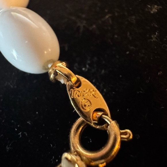 Trifari Vintage White Beaded Graduated Necklace - Picture 5 of 5